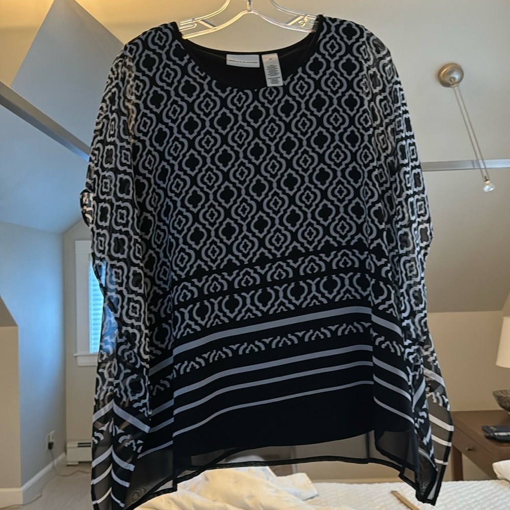 Lightweight double layer top with black and white pattern. Size 12